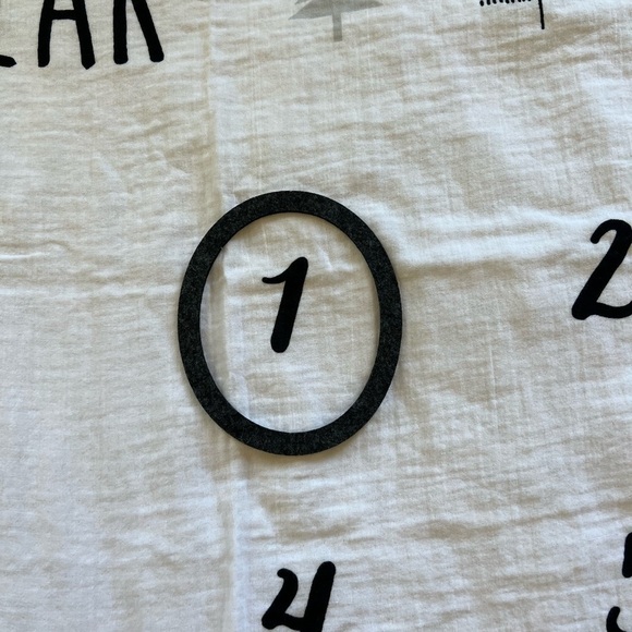 Pondering Pine Baby Bear White and black organic cotton growth chart blanket - Picture 2 of 4